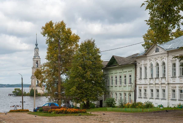 Kalyazin Çan Kulesi (Volga Nehri üzerinde Uglich baraj gölünün suları üzerinde Belfry sular altında) Manastırı, Aziz Nikolaos, Kalyazin, Tver bölgesi, Rusya eski sokak karşısında olarak