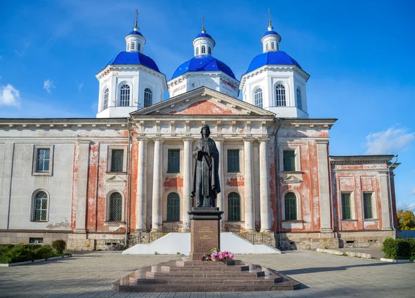 Kashin, Tver bölgesi, Rusya, 20 Eylül 2018: Anna Kashinskaya yükseliş katedral önünde anıt  