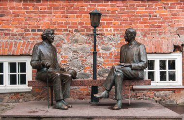 Tartu, Estonya, 11 Kasım 2014: Oscar Wilde ve Eduard Wilde anıt 