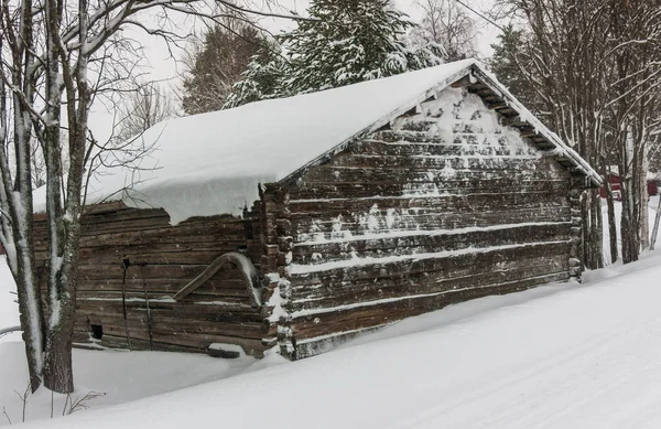 Stará Dřevěná Stodola Zimě Vesnici — Stock fotografie