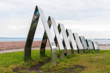 Petrozavodsk, Cumhuriyeti Karelya, Rusya'nın, 05 Ağustos 2013: heykel Tek Kişilik Şehir, 1997 yılında Onega Gölü dolgu üzerinde yüklü Varkaus (Finlandiya), 