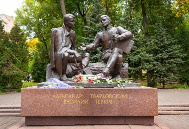 Smolensk, Rusya, 16 Eylül 2013: Ünlü yazar Alexander Tvardovsky anıt ve Vasily Terkin, Smolensk, Rusya Federasyonu