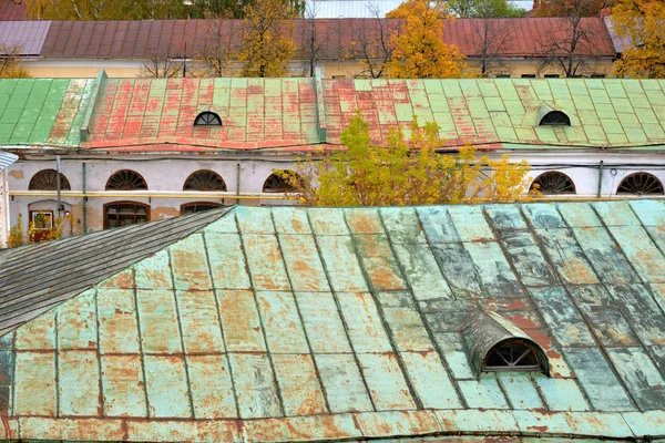 Rostig Tak Gamla Hus Höst Rostov Yaroslavl Region Ryssland — Stockfoto