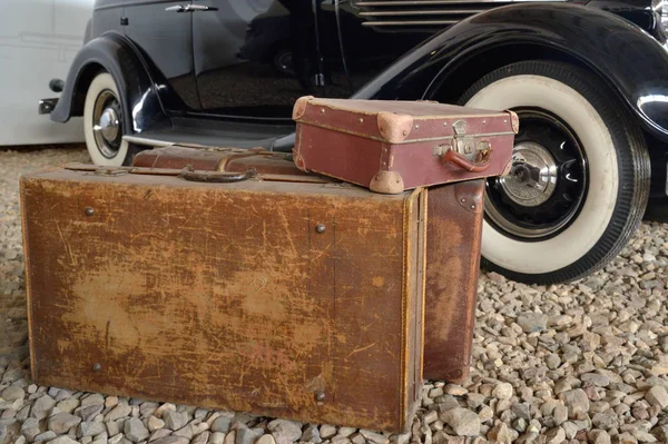 Eski Model Araba Yan Tekerlekleri Yanındaki Moloz Üzerinde Eski Bavul — Stok fotoğraf