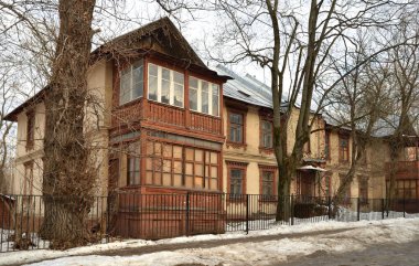 Moskova, Rusya, 10 Mart 2019: Eski ahşap bina Rus Devlet Tarım Üniversitesi - Moskova Timiryazev Tarım Akademisi, Timiryazevskaya Sokağı'nın  