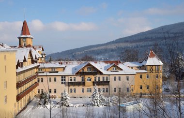 Jizera Mountains, Polonya kış, Kuzey yamacında Sweradow Zdroj beldesinde görüntüleyin