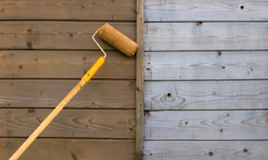 Yarım boyama ahşap duvar ve boya rulo