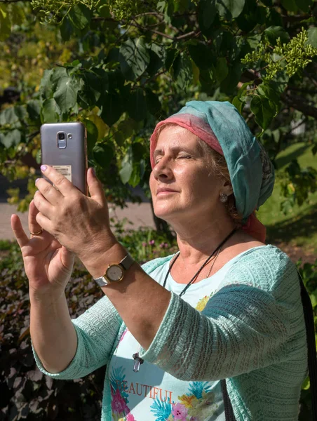 Idős Mosolygó Tesz Selfie Okostelefon Nyári Napsütéses Napon — Stock Fotó