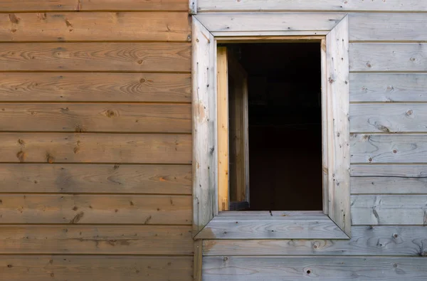 Pencereli yarım boyalı ahşap sarı duvar