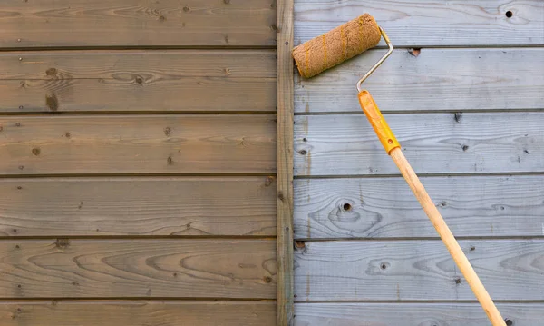 Yarım boyama ahşap duvar ve boya rulo