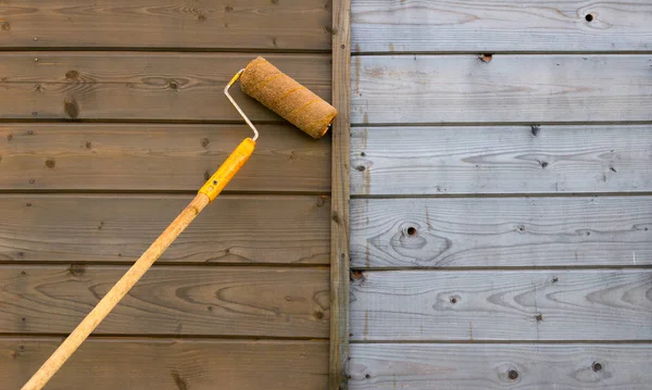 Yarım boyama ahşap duvar ve boya rulo