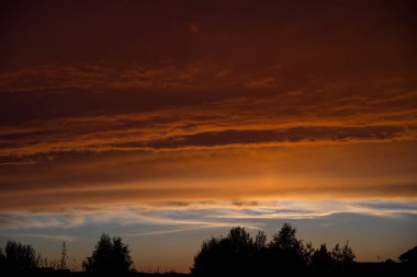 Yaz köyünde gün batımı gökyüzü