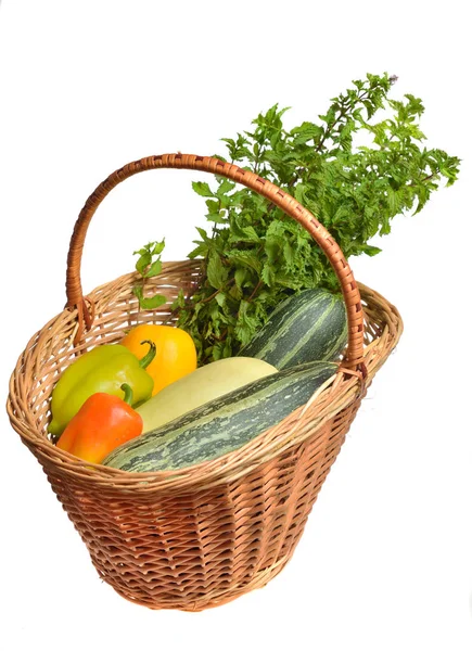 Frische Minze Gelbe Und Grüne Zucchini Und Paprika Korb — Stockfoto