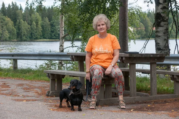 Mujer Mayor Con Dachshund Negro Bronceado Sienta Banco Del Parque —  Fotos de Stock