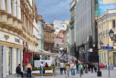 Moskova, Rusya, 14 Ağustos 2020: Petrovka Caddesi 'nden Kuznetsky Most Street (Demirci Köprüsü)