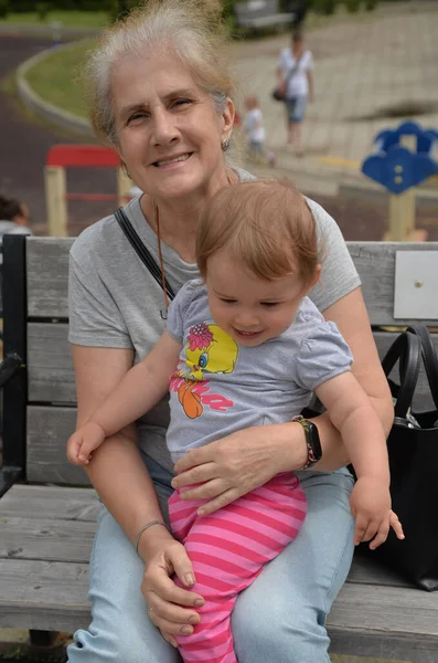 Niña Arrodillada Por Abuela Paseo Verano —  Fotos de Stock