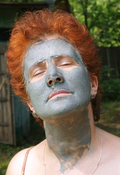 Mulher Meia Idade Com Máscara Cosmética Rosto Jardim Verão — Fotografia de Stock