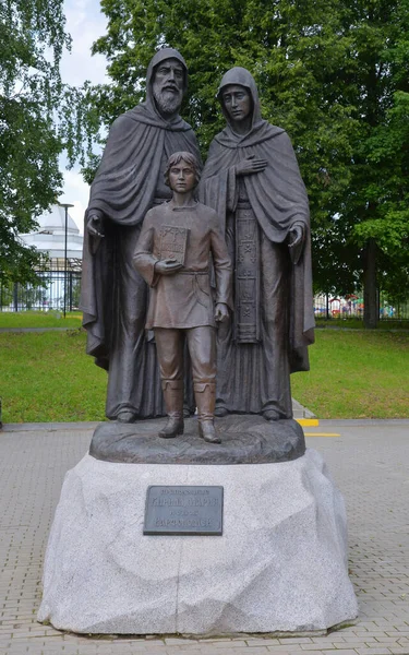 モスクワ地方セルギエフ ポサド郡コココヴォにおけるシリル修道士とメアリーと青年バルトロメウ記念碑 — ストック写真