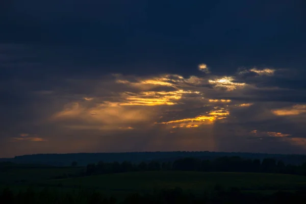 Sonnenuntergang Uber Dem Bergpanorama Von Klin Dmitrovsky Im Sommer Bezirk Sergiev Posad Moskauer Gebiet Russland Saison Landschaft Stock Photo 200027774