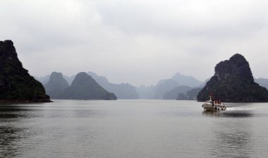 Kayalıklarda bir gemi. Taş ve deniz..