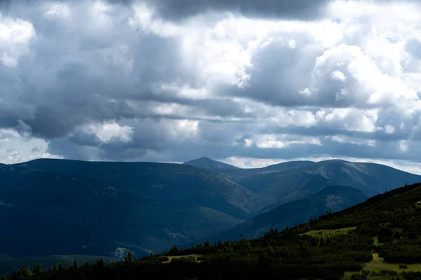 Montanha Com Nuvens Nas Montanhas Gigantes Verão — Fotografia de Stock