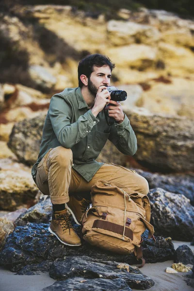 Dışarıda fotoğraf çeken genç adamın portresi.