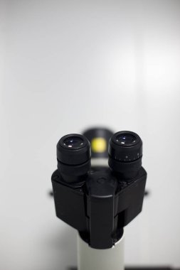 Laboratuvarda mikroskop mercekleri