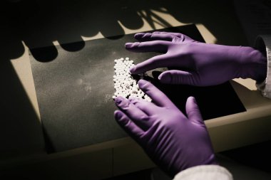 İlaç kullanan bir bilim adamının elleri.