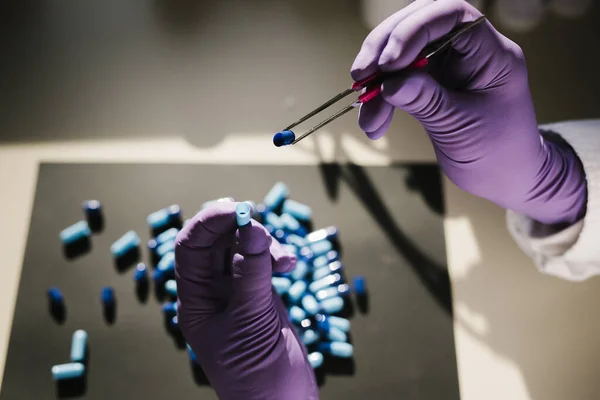 Manos Científico Que Trabaja Con Unas Cápsulas Azules — Foto de Stock