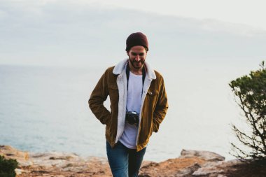 Kamerayı dışarı taşıyan genç adamın portresi.