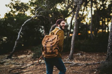 Kamerayı dışarı taşıyan genç adamın portresi.