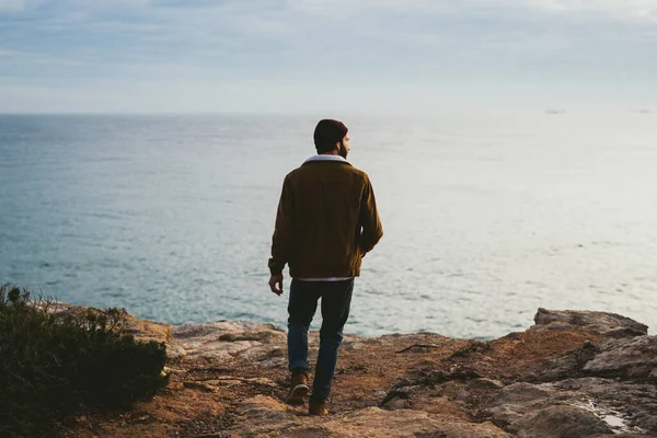 Dışarıda fotoğraf çeken genç adamın portresi.