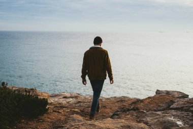 Dışarıda fotoğraf çeken genç adamın portresi.