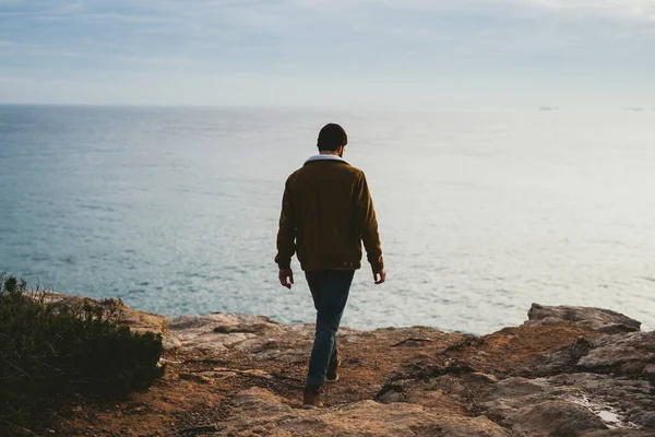 Dışarıda fotoğraf çeken genç adamın portresi.