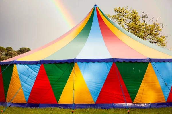 Tenda Circo Colorata Giorno Pioggia Con Arcobaleno Sul Cielo — Foto Stock