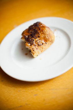 Beyaz bir tabakta çikolatalı kruvasan.