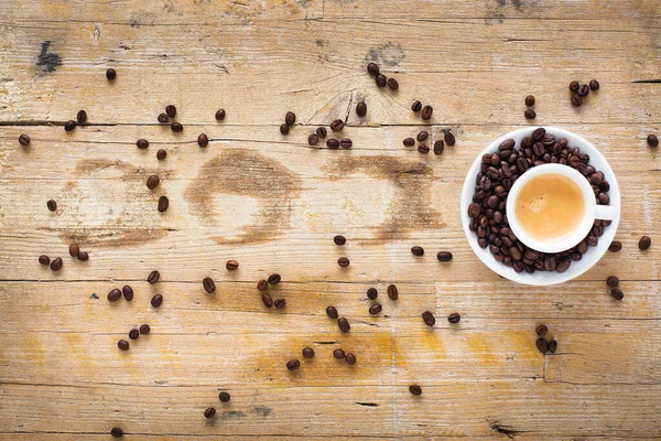 Kahve Çekirdeğiyle Çevrili Bir Fincan Kahve — Stok fotoğraf