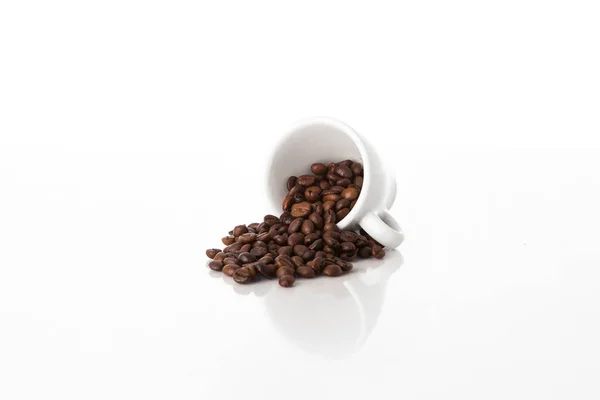 Kaffee Geröstete Bohnen Einer Weißen Kaffeetasse — Stockfoto