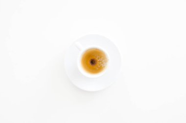 Beyaz bir masada kahve içmeyi bitirdim.