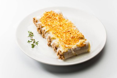 Bir tabak etli cannelloni.