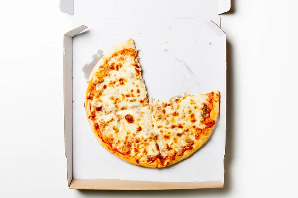 Karton kutuda ton balıklı pizza.