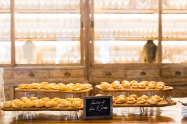 Açık büfede jambon ve peynir sandviçleri