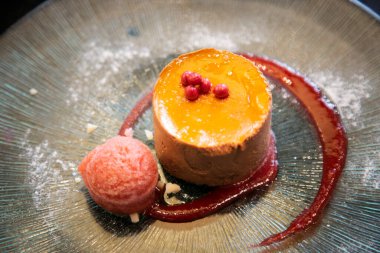 Çikolatalı mus ve çilekli dondurma.