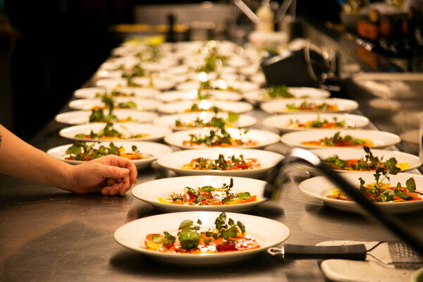 Накрыть стол на праздничный ужин