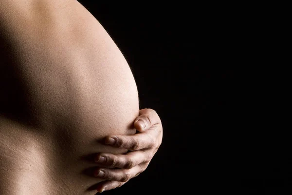 Břicho Těhotné Ženy Proti Černému Pozadí — Stock fotografie