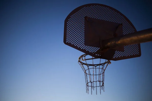 Cercle Basket Métal Dans Une Rue Pendant Coucher Soleil — Photo