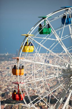 Barcelona, Katalonya 'daki Tibidabo eğlence parkında büyük tekerlek. İspanya -13 / 4 / 2019