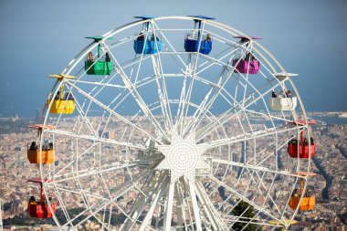 Barcelona, Katalonya 'daki Tibidabo eğlence parkında büyük tekerlek. İspanya -13 / 4 / 2019
