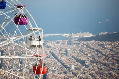 Barcelona, Katalonya 'daki Tibidabo eğlence parkında büyük tekerlek. İspanya -13 / 4 / 2019