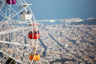 Tibidabo eğlence parkında Talaia cazibesi. Barselona, Katalonya. İspanya